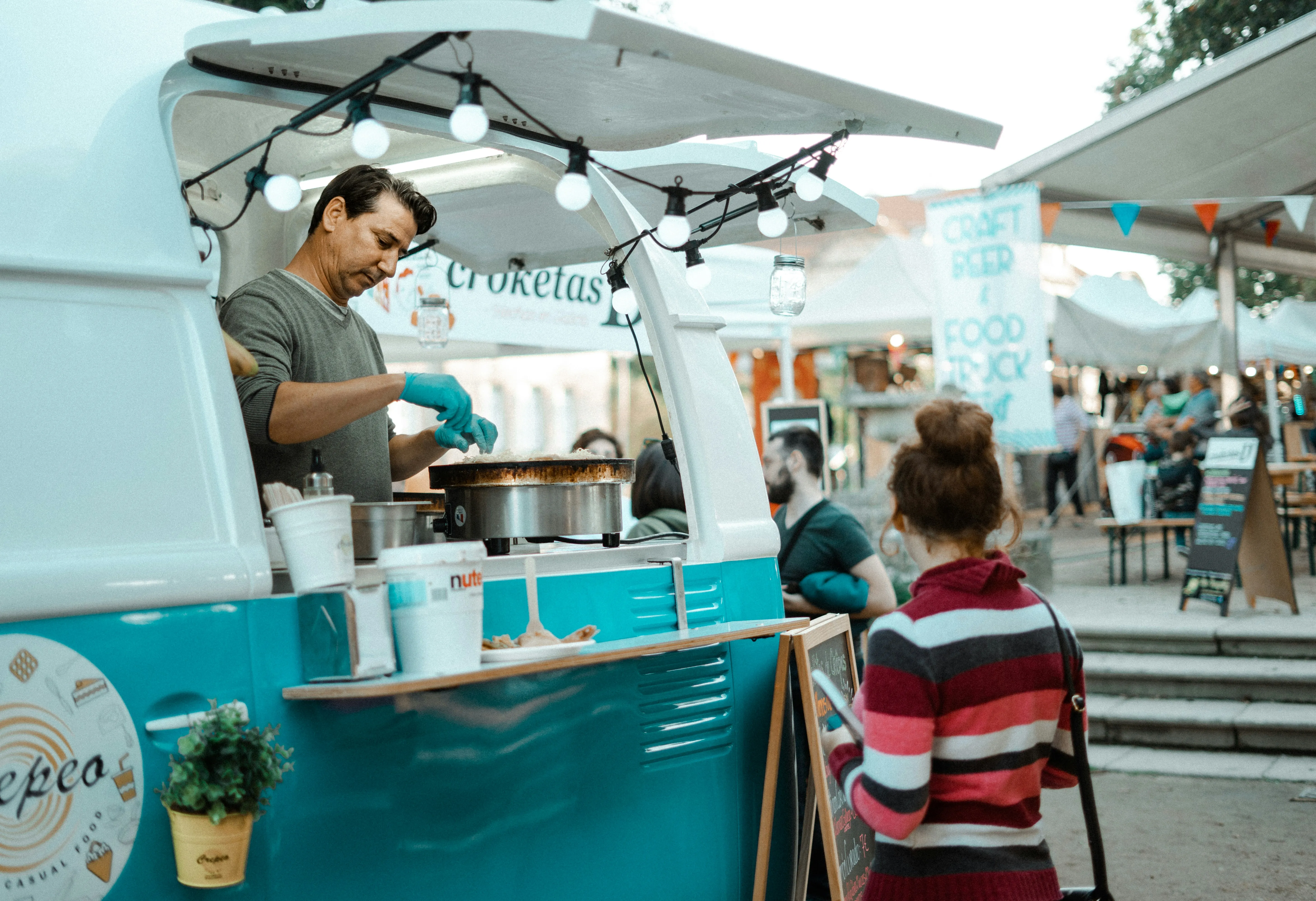 Il bancone del food truck di Biblio ai Giardinetti, fra le luci della sera