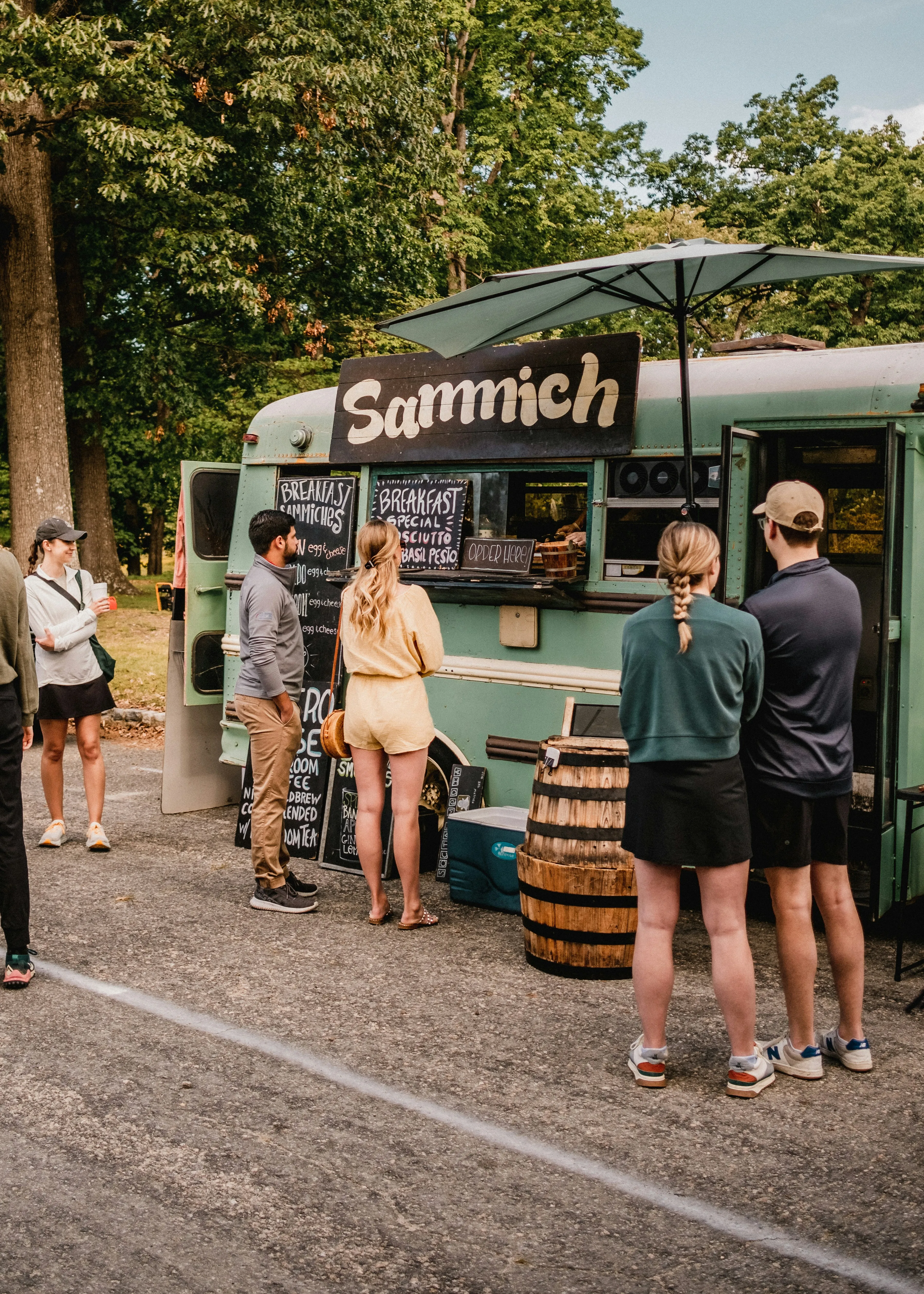 Il food truck di Biblio parcheggiato fra gli alberi dei Giardinetti di Sant’Andrea